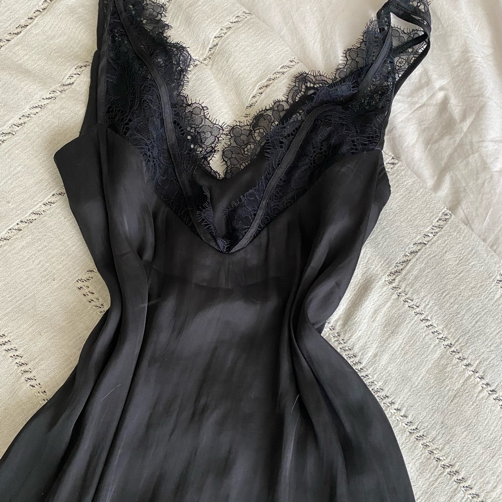 Silky top with low back and eyelash lace
